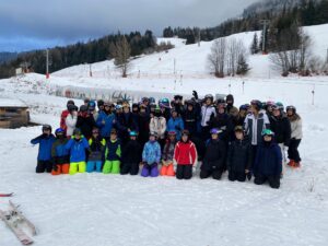 Sixty pupils skiing in France